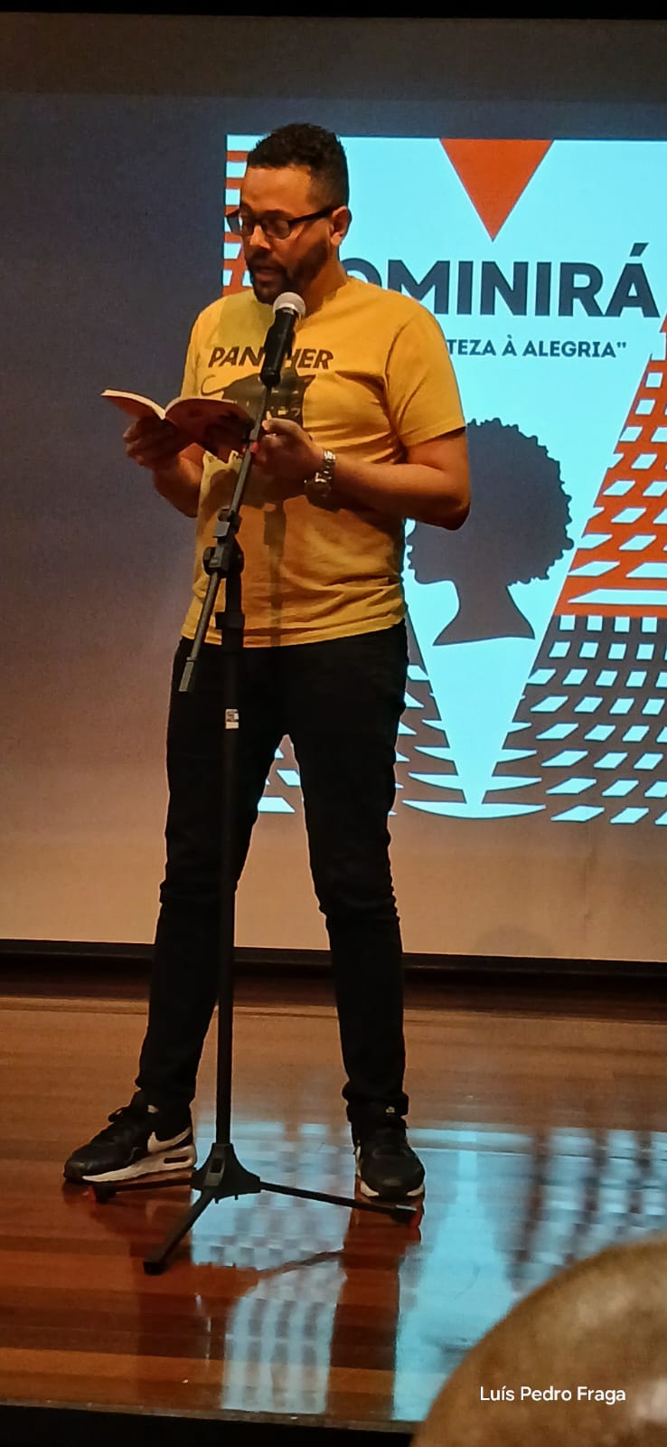 Tônio Caetano em apresentação no Instituto Goethe