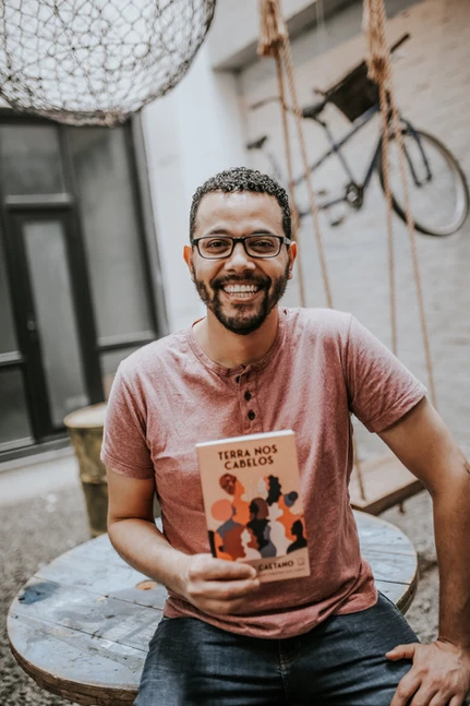 Tônio Caetano com o livro Terra nos cabelos