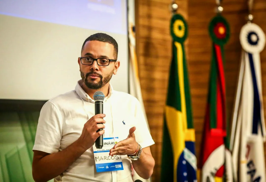 Tônio Caetano falando ao microfone em seminário da EPTC