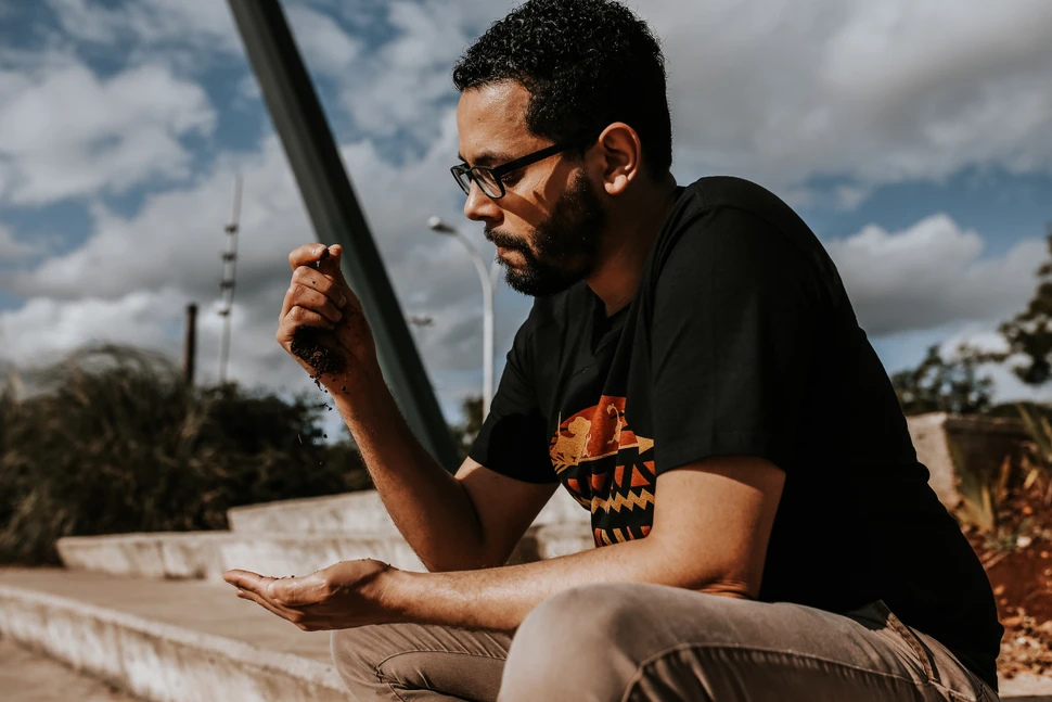 Tônio Caetano sentado ao ar livre